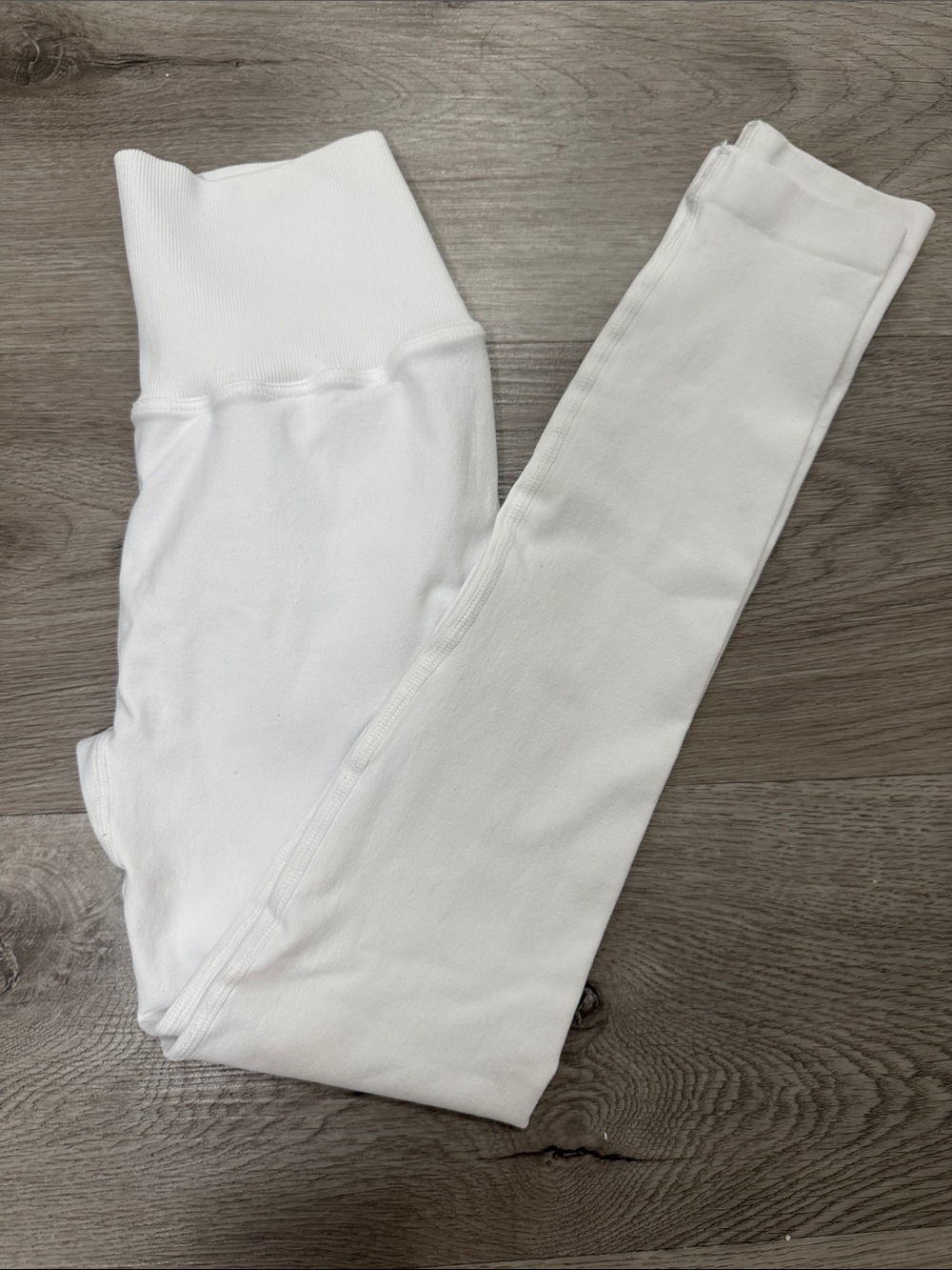 NUX White women’s  Leggings with scrunch butt size small Never been worn